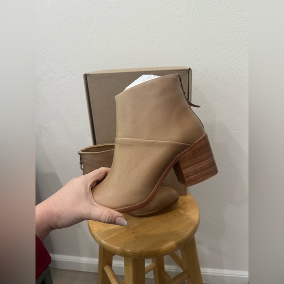 Nisolo Dari boot in Almond size 8.5, New in Box - Picture 7 of 10